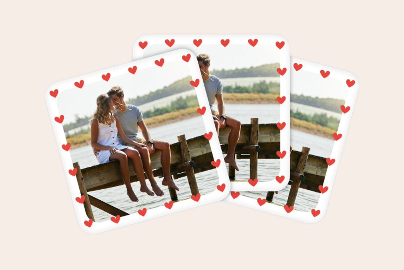 Magnet personnalisé motif cœurs avec collage de souvenirs en tons neutres