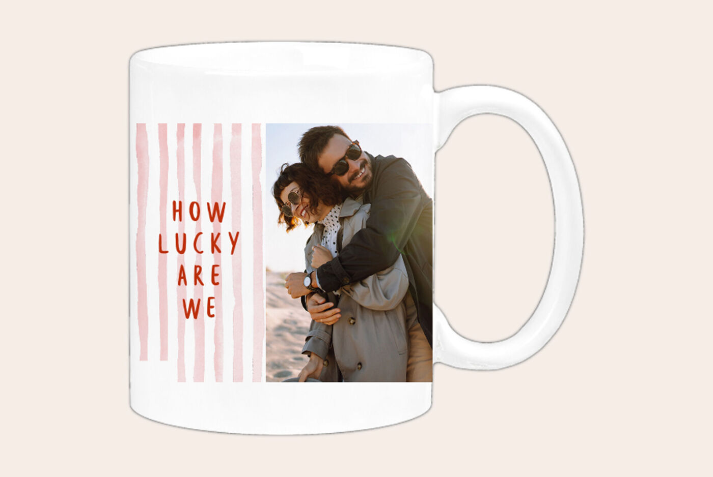 Mug photo How Lucky We Are avec portrait central et décor rayé rose et blanc