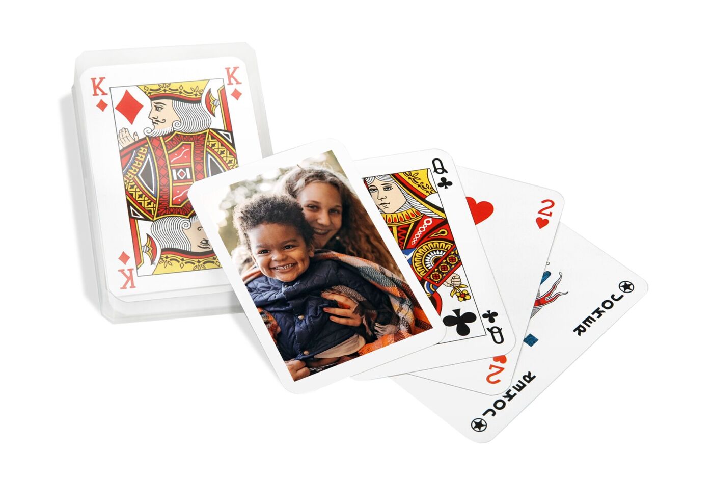 Un agencement de cartes de jeu avec une carte photo personnelle et des rois.