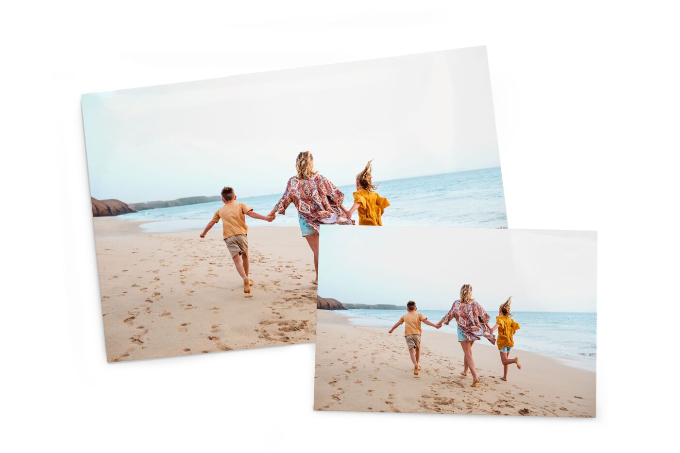 Deux agrandissements photo montrant une famille courant sur la plage